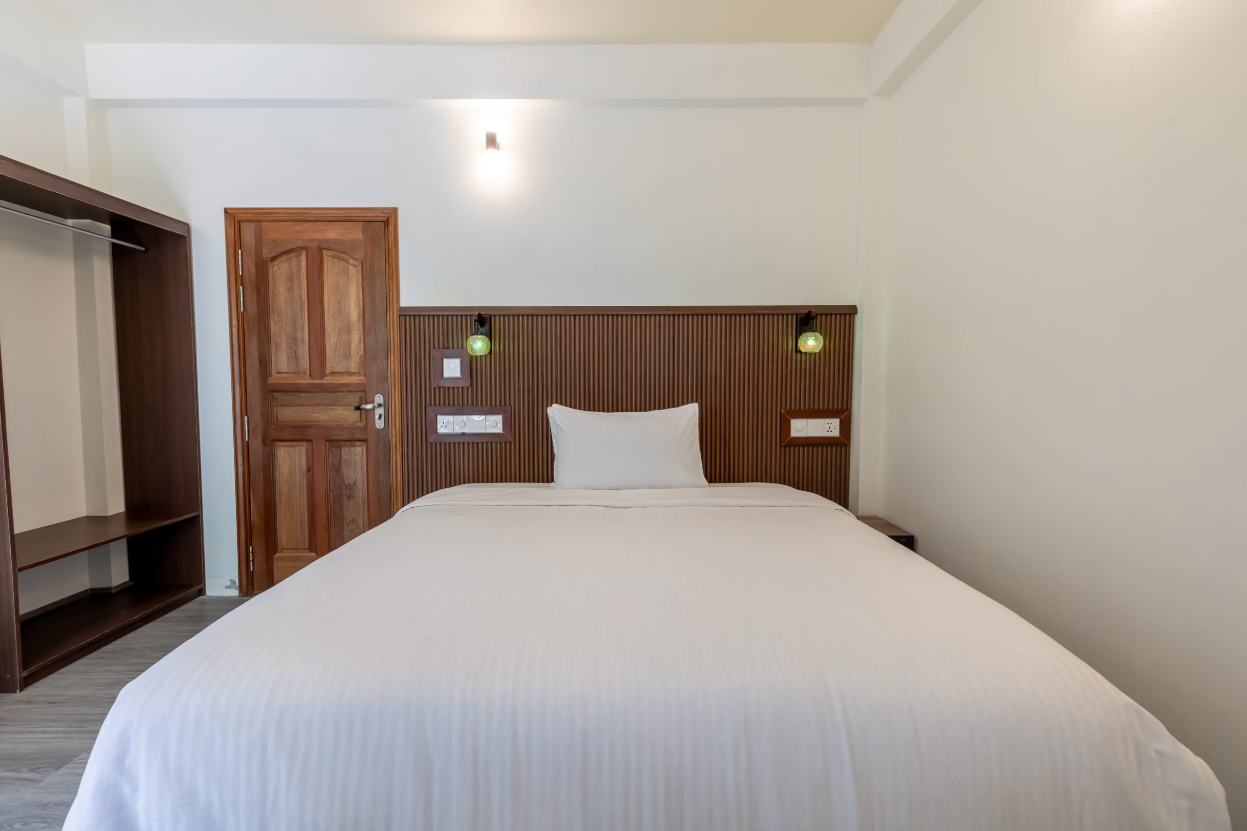 Deluxe Room with Sea View and Balcony